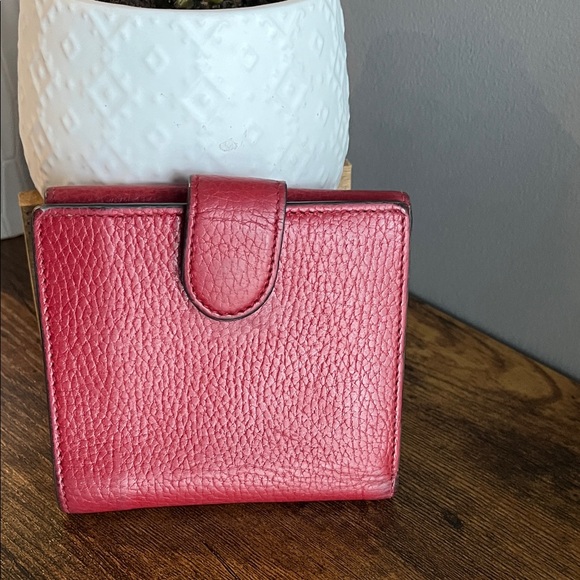 Gucci Crimson Leather Wallet with Gold Emblem - Picture 2 of 16